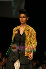 Model walks the ramp for Vikramjit Show at Lakme Winter fashion week day 4 on 20th Sept 2010 (41).JPG